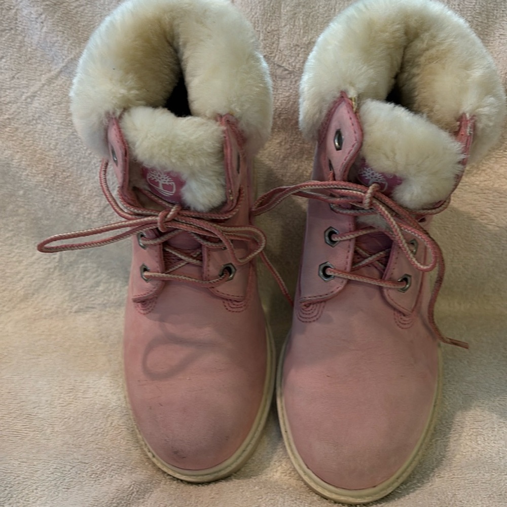 Timberland girls leather boots with furry top. Gently worn . Size 1 girls